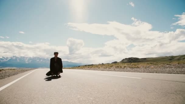 Langzame motie Skateboarder paardrijden Down Hill bij zonsondergang — Stockvideo