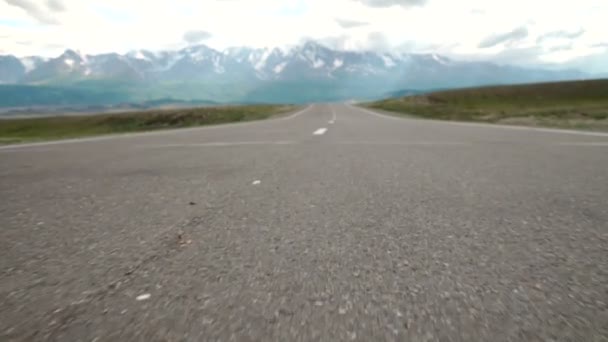 Camion conduire vallée route montagne neige hiver. Belle route rurale menant à de hautes montagnes enneigées majestueuses . — Video