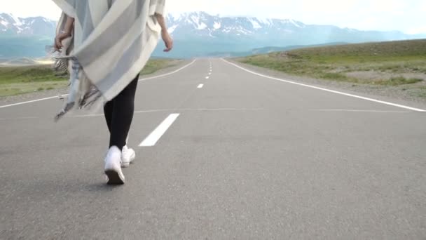 山を歩く人のクローズ アップ — ストック動画