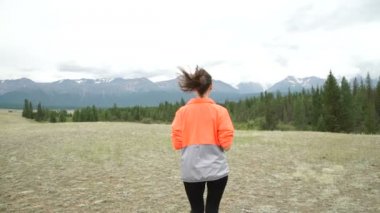 Dağ iz üzerinde çalışan genç atletik kadın. POV takip kam. Doğa günbatımı egzersiz. Ağır çekim