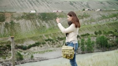 dağlarda yürüyüş ve cep telefonu ile fotoğraf çekme üzerine gencin rahatlatır