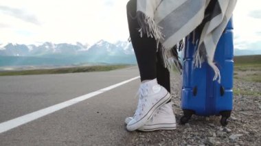 bavul bir çöl Road üzerinde oturan güzel kadın