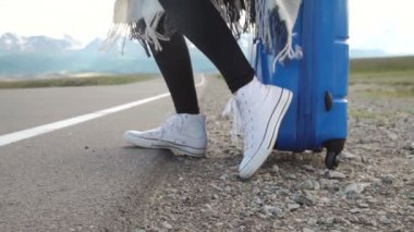 bavul bir çöl Road üzerinde oturan güzel kadın