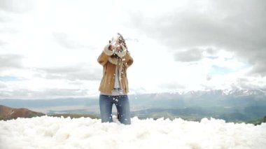 mutlu bir kadın atlama kış dağlar, aktif kadın zevk doğa, sağlıklı yaşam ve kış tatil tatil kavramı karda, açık, eğleniyor teen oynayan kız