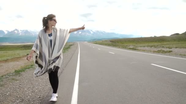 若い女性のヒッチ-フィールドでの道路上のハイキング — ストック動画