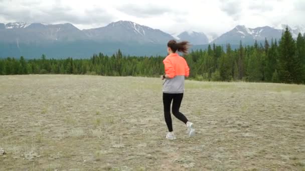 Mulher sênior está se preparando para correr em torno da tártara em belas montanhas . — Vídeo de Stock