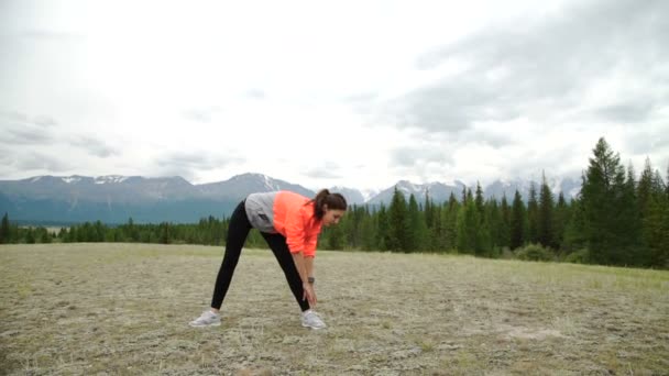 Femme runner échauffement extérieur — Video