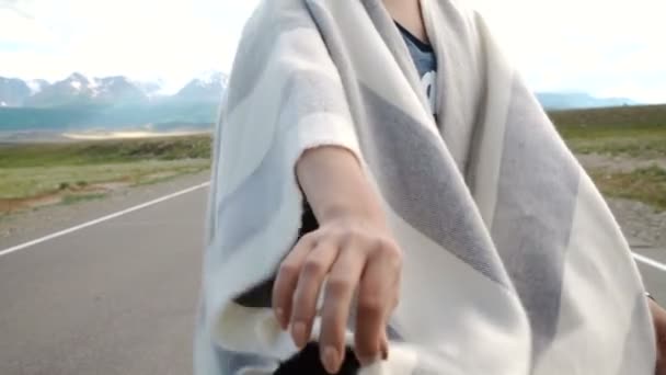 Close-up de pessoa andando na montanha — Vídeo de Stock