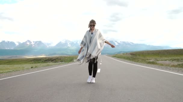 Κοντινό πλάνο του προσώπου περπάτημα στο βουνό — Αρχείο Βίντεο