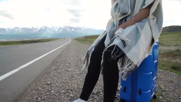 Bella giovane donna che fa l'autostop lungo una strada. — Video Stock