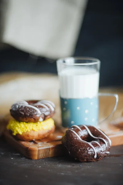 Donut und Milch — Stockfoto