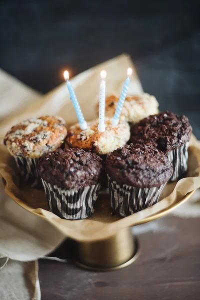 Narozeninový čokoládový muffin s tři svíčky na černém pozadí — Stock fotografie
