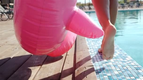 Elegant kvinna promenader vid poolen, närbild på hennes ben. 20s. 1080p Slowmotion — Stockvideo