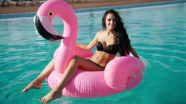 Femme sexy en bikini profitant du soleil d'été et bronzage pendant les vacances dans la piscine avec cocktail. Femme dans la piscine. Femme sexy en bikini 20s. Mouvement lent 1080p . — Video