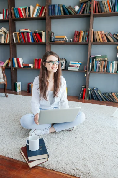 Mulher feliz com laptop no chão da sala de estar — Fotografia de Stock