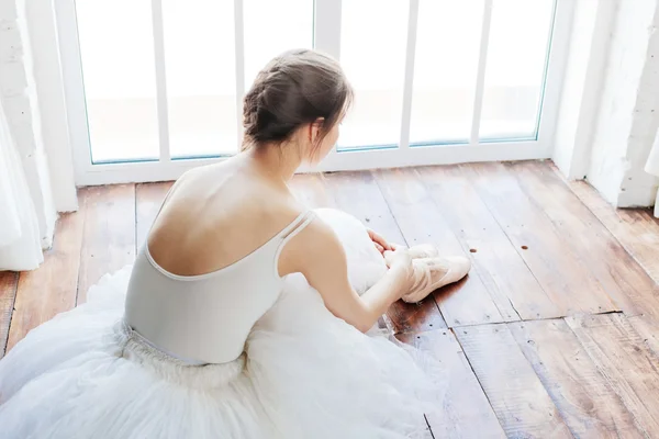 Vacker ballerina, bakifrån på trä bakgrund — Stockfoto