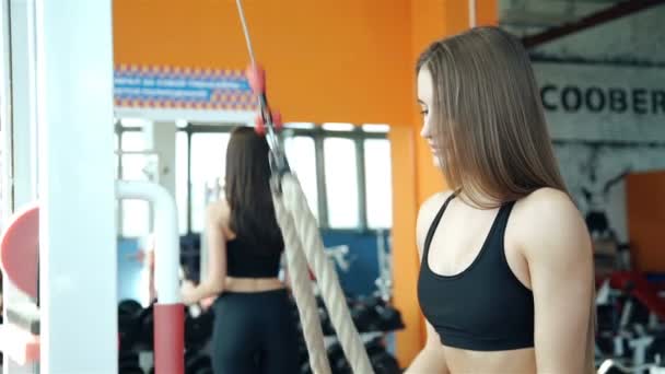 Las mujeres que trabajan levantando pesas. 1080p cámara lenta — Vídeos de Stock
