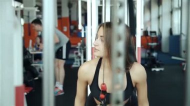 güçlü kadın yedekleme spor salonu ağır çekim 20'li yaşlarda, çalışması sırasında kapatın. 1080p ağır çekim