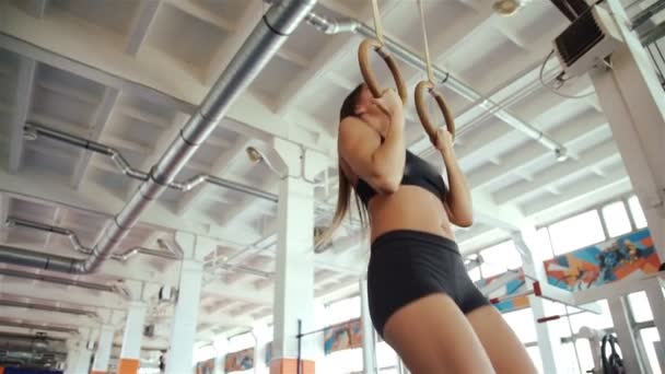 Doppa ring tjej kvinna 20s muscle ups ringar träningspass på gym 20s. 1080p slowmotion — Stockvideo