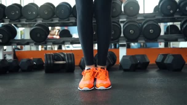 Close-up van benen. Vrouw springen met touw, springtouw in een fitnessclub of sportschool. 20s. 1080p Slowmotion — Stockvideo