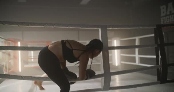 Kaukasisk ung sportig kvinna med brunett hår öva inuti Boxing Ring. Kvinnlig idrottsman är utbildning i gym, gör en Shadow Fight, Förbereda sig för en tävling. — Stockvideo