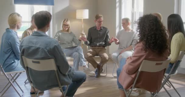 Close Up Young People Holding Hands Together During Group Therapy (en inglés). Sensación de apoyo mutuo — Vídeo de stock