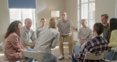 Erkek ve Kadın Kucaklaşması Çemberde Oturur Empatiyi hisset Arkadaşa Sorunlar Bağımlılığında Yardım Et