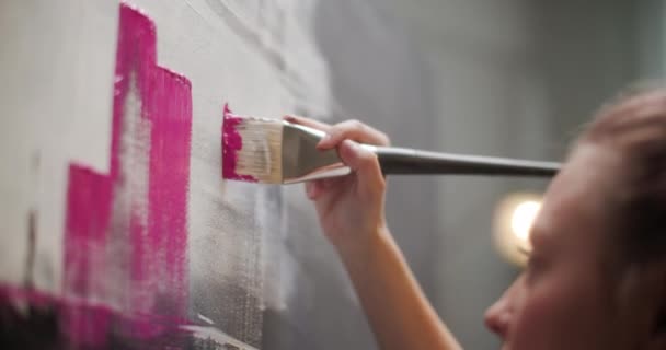 Primer plano de la mano del artista mujer, sosteniendo el pincel de pintura y dibujo pintura al óleo. — Vídeos de Stock