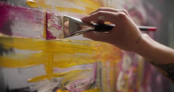 Primer plano de la mano del artista del hombre, sosteniendo el pincel de pintura y dibujo pintura al óleo. — Vídeos de Stock