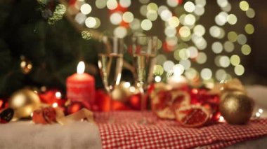 iki kadeh şampanya yılbaşı hediyesi ve Noel topları