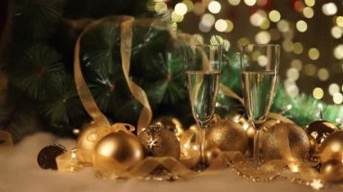 iki kadeh şampanya yılbaşı hediyesi ve Noel topları