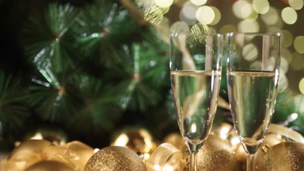 Due bicchieri di champagne con regalo di Natale e palline di Natale — Video Stock