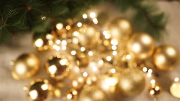 Weihnachtsmädchen hält Ball in der Hand auf einem Hintergrund aus Spielzeug — Stockvideo