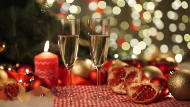 Två glas champagne med julklapp och julgranskulor — Stockvideo