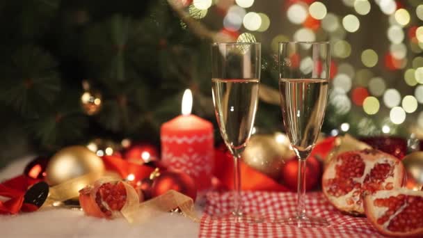 Два бокала шампанского с рождественским подарком и рождественскими балами — стоковое видео