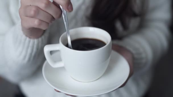 Prevenir Cuchara de azúcar con café sobre un fondo blanco — Vídeo de stock