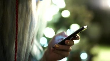 el bir modern dokunmatik ekran telefon tutarak ve resim bulanık