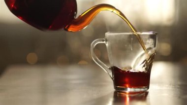 fincan çay ve bir ahşap zemin üzerine nane