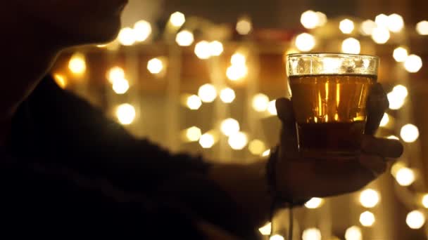 Portrait de jeune homme heureux dans le chapeau de Père Noël avec tasse de thé — Video