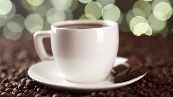 Weiße Tasse Kaffee auf Kaffeebohnen mit einem Löffel verhindern Zucker — Stockvideo
