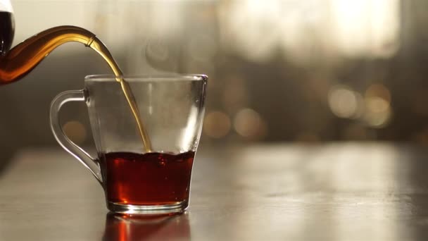 Φλιτζάνι τσάι και μέντα σε ξύλινα φόντο — Αρχείο Βίντεο