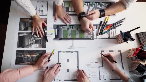 Gros plan de quatre architectes discutant du plan ensemble au bureau timalaps — Video