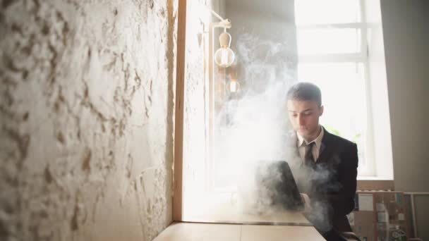 Hombre usando un avanzado e-cigarrillo personal y tableta usada — Vídeos de Stock