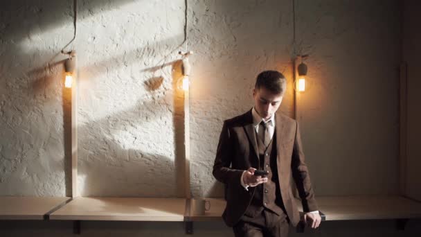 L'uomo che utilizza il telefono cellulare in caffè è felice hipster — Video Stock