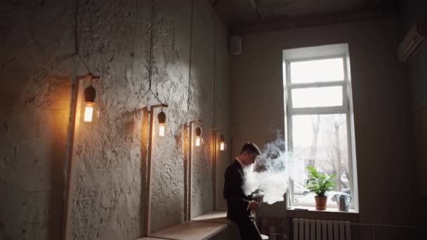 Bir gelişmiş kişisel Buharlaştırıcı veya e-sigara kullanan adam — Stok video