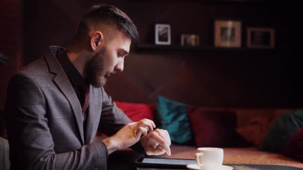 Gelişmiş bir kişisel e-sigara kullanma ve tablet kullanılan adam — Stok video
