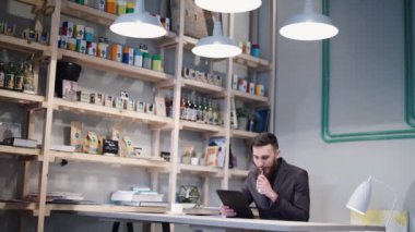 Gelişmiş bir kişisel e-sigara kullanma ve tablet kullanılan adam