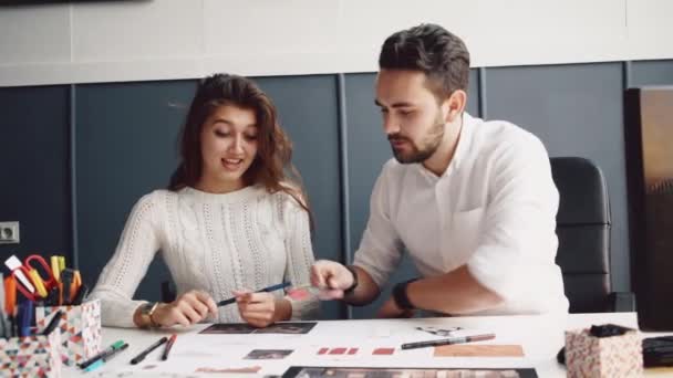 Equipo de jóvenes arquitectos discutiendo proyecto de vivienda — Vídeo de stock