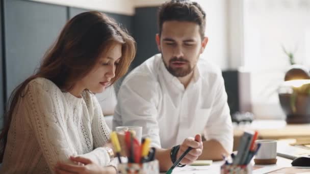 Equipo de jóvenes arquitectos discutiendo proyecto de vivienda — Vídeos de Stock