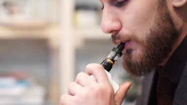 Adam Exhaling duman bir Buharlaştırıcı 120 Fps üç